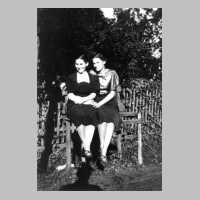 079-0073 Lydia Dzeik und Frida Goerke auf der Milchbank vor dem Hof Goerke .jpg